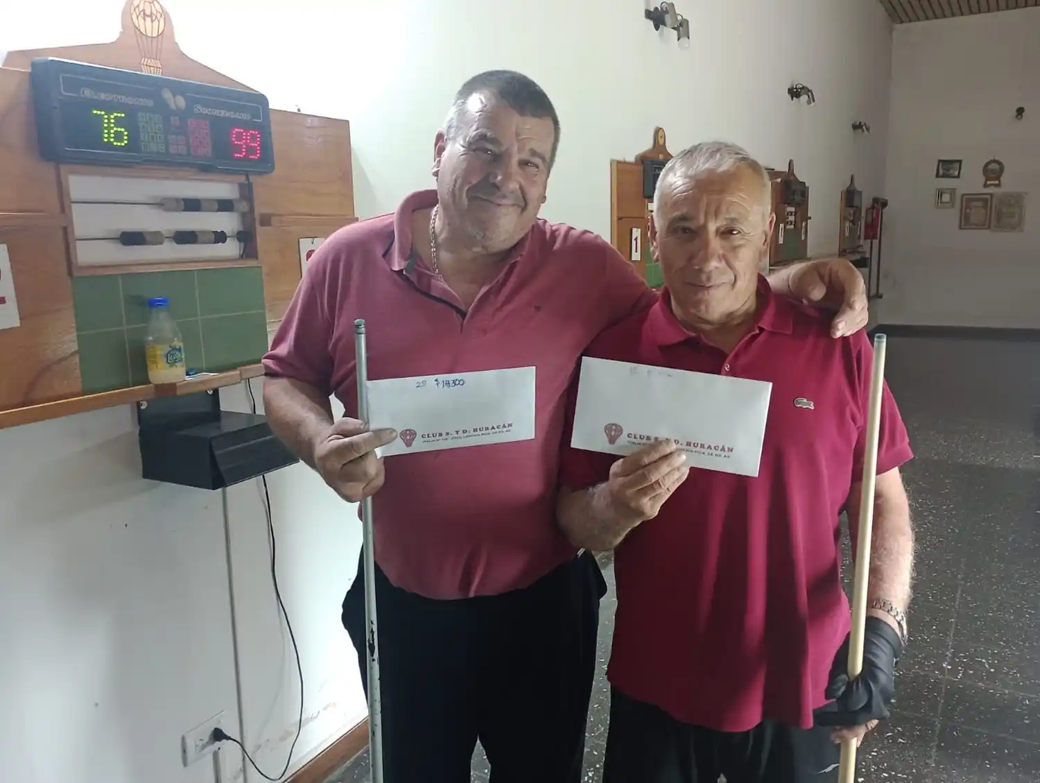 El ganador y su escolta. Néstor Durán (segundo) junto a Juan Giménez (ganador)