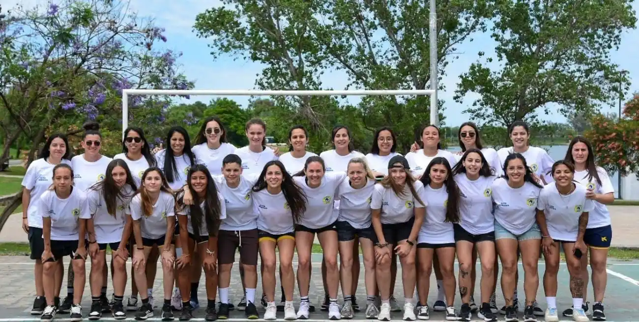 El plantel completo de Náutico El Quillá. Las dirigidas por Pedro Joaquín se instalaron en la final de la Copa Federación. Gentileza.