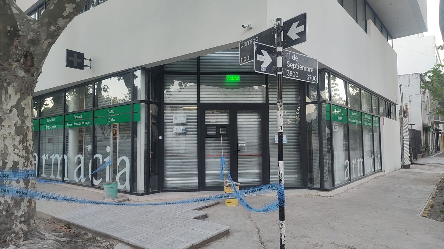 Forzó la puerta de una farmacia y se llevó $87.900 en mercadería