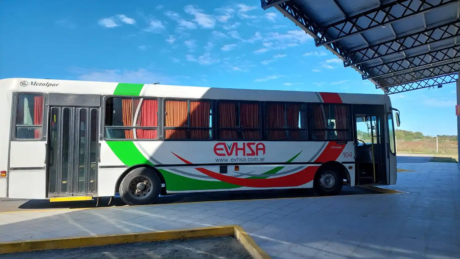 Colectivos Evhsa en la Terminal de Ómnibus. Foto: La Opinión.