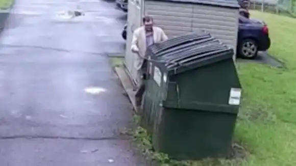 ¡NEGRO Y PELUDO! El susto que se llevó el director de un colegio cuando fue a botar la basura (VIDEO VIRAL)