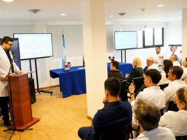 El Hospital Interdistrital Evita presentó al 
primer egresado de la residencia de cardiología