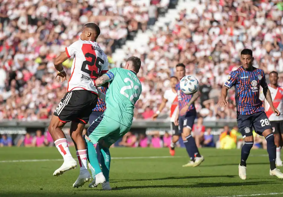 La pelota ya dio en Rondón, de espaldas a Herrera, para el gol de River.