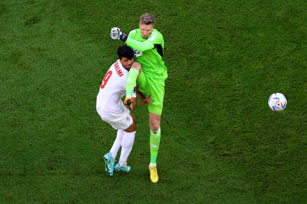 El arquero galés Wayne Hennessey se llevó la primera tarjeta roja del Mundial de Qatar