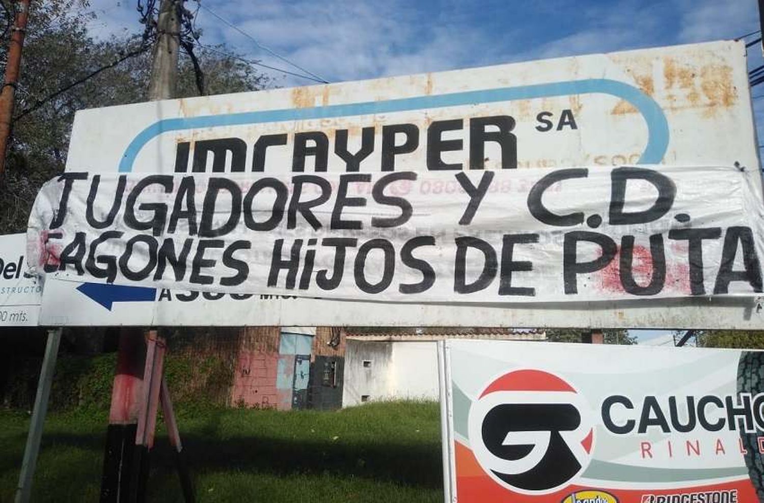 Coletazos de la derrota en el Clásico: aparecieron banderas y pintadas contra jugadores y dirigentes de Newells