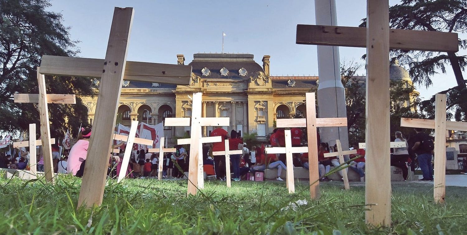 El pedido de justicia y reparación se mantuvo durante todo este tiempo frente a la Casa Gris. El Gobierno de Pullaro decidió acatar el fallo de la Corte e indemnizar a los damnificados.