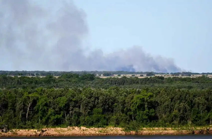 De no creer: otra vez se registraron incendios en las islas y volvieron a tapar de humo a Rosario