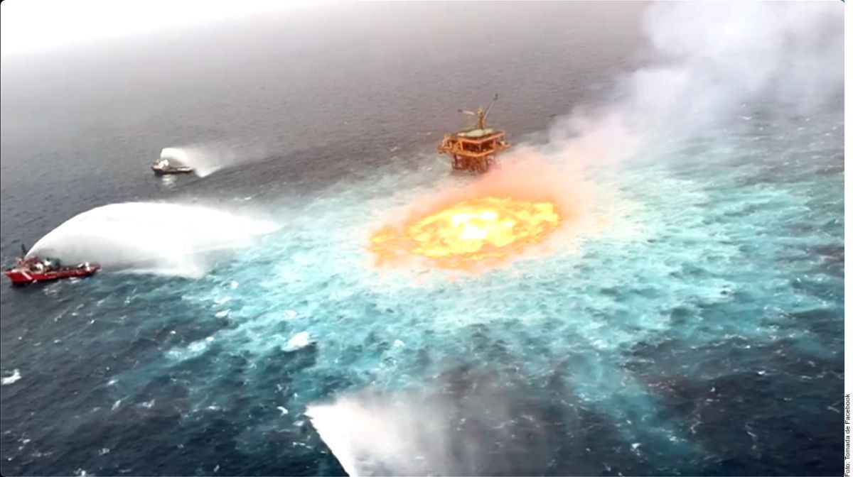 Fuga submarina de petróleo provocó un impresionante incendio en el Golfo de México