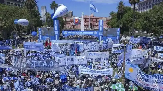 La CGT marchó en Plaza de Mayo contra la reforma laboral y anticipó un "paro nacional"