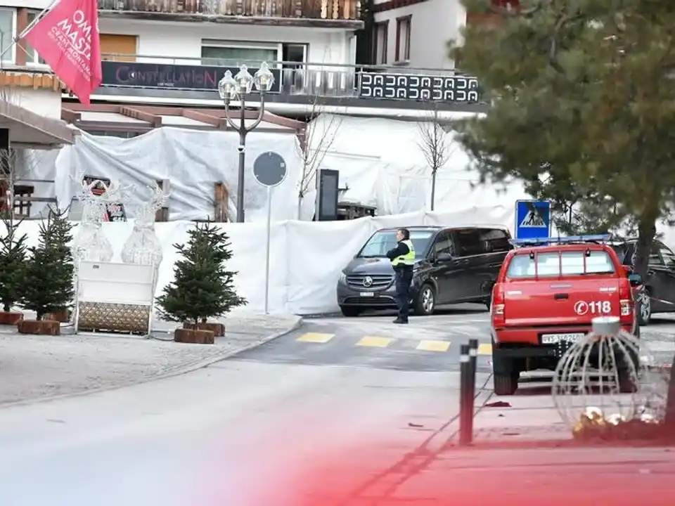 Tragedia en Suiza: bengalas en botellas de champán habrían provocado el incendio. Agencia NA (Xinhua)