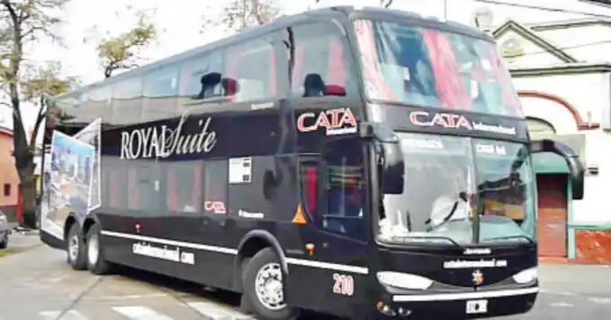 Viajaba en un colectivo y un pasajero la orinó mientras dormía