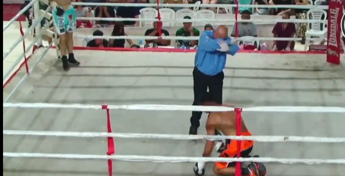 Santiago Sánchez en el momento del KO.