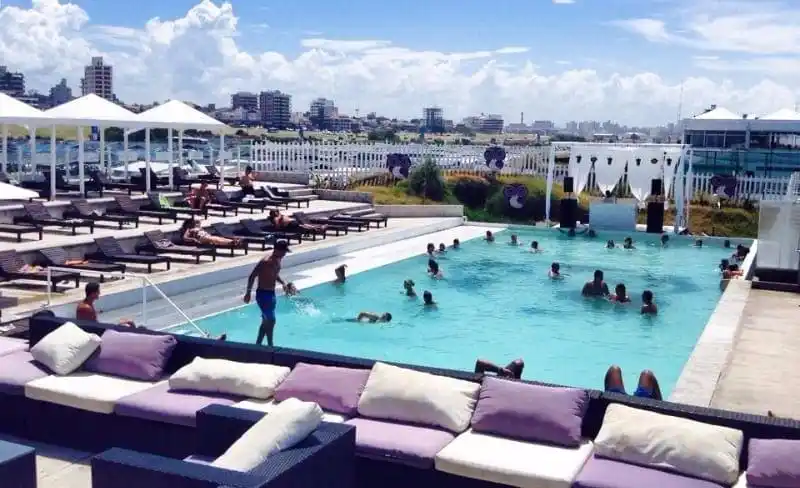 Un niño en grave estado tras caer a una pileta en Punta Mogotes 