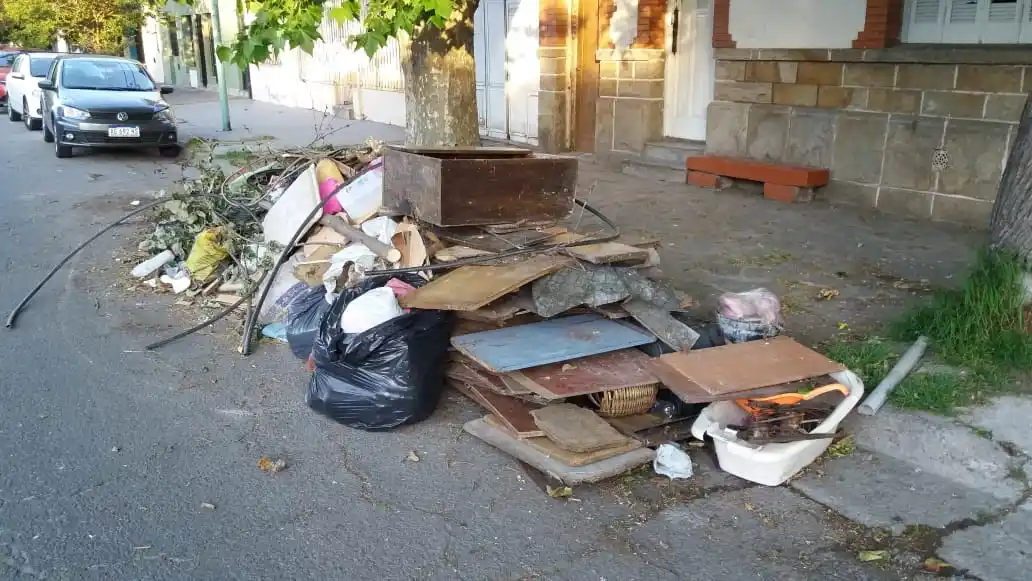 Malos vecinos: arrojaron desperdicios y crearon un microbasural