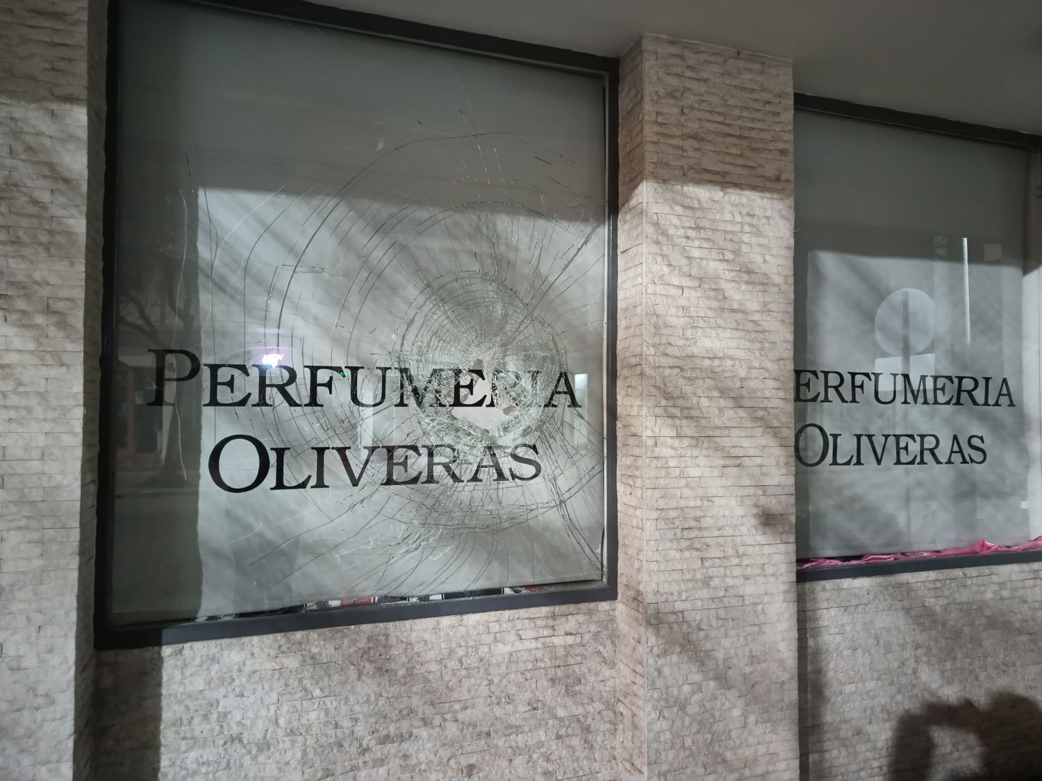Robo en Perfumería Oliveras | Crédito: RADIO RAFAELA - 2