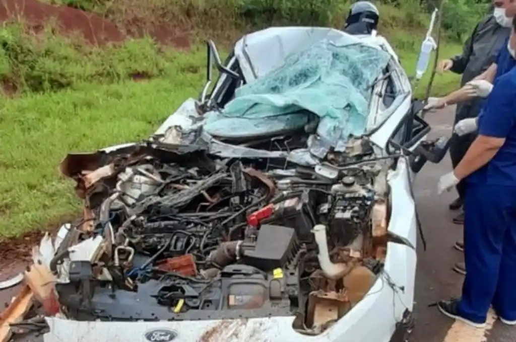 Impactante: automovilista atrapado en su vehículo tras colisionar contra un camión en la Ruta 12