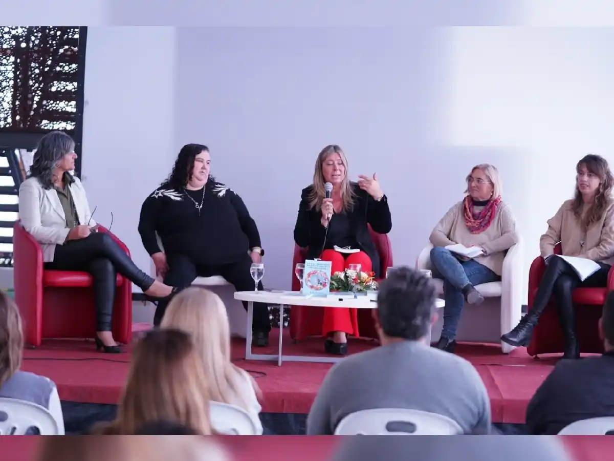Se realizó el conversatorio sobre  el libro “Mujeres periodistas: praxis  y tensiones en Nuestra América”   