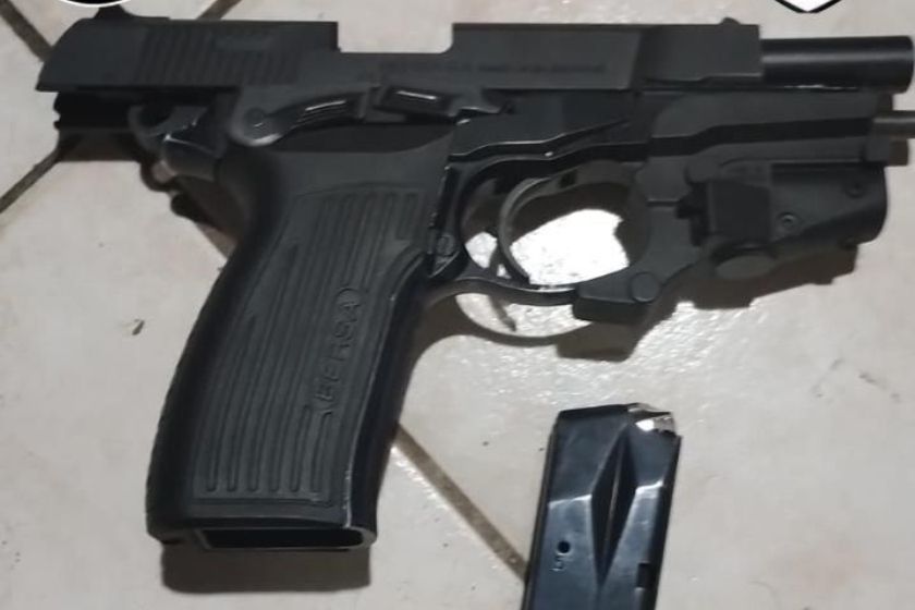 Pistola secuestrada.