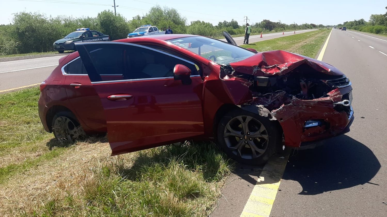 Despistó un auto y terminó impactando contra un camión: hubo lesionados leves