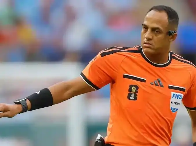 El estadounidense Ismail Elfath será el juez principal para la semifinal entre argentinos e ingleses en Atlanta. FOto:AP