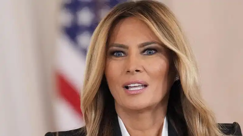 La primera dama de Estados Unidos, Melania Trump, salió públicamente a desmentir cualquier tipo de relación con el financista.