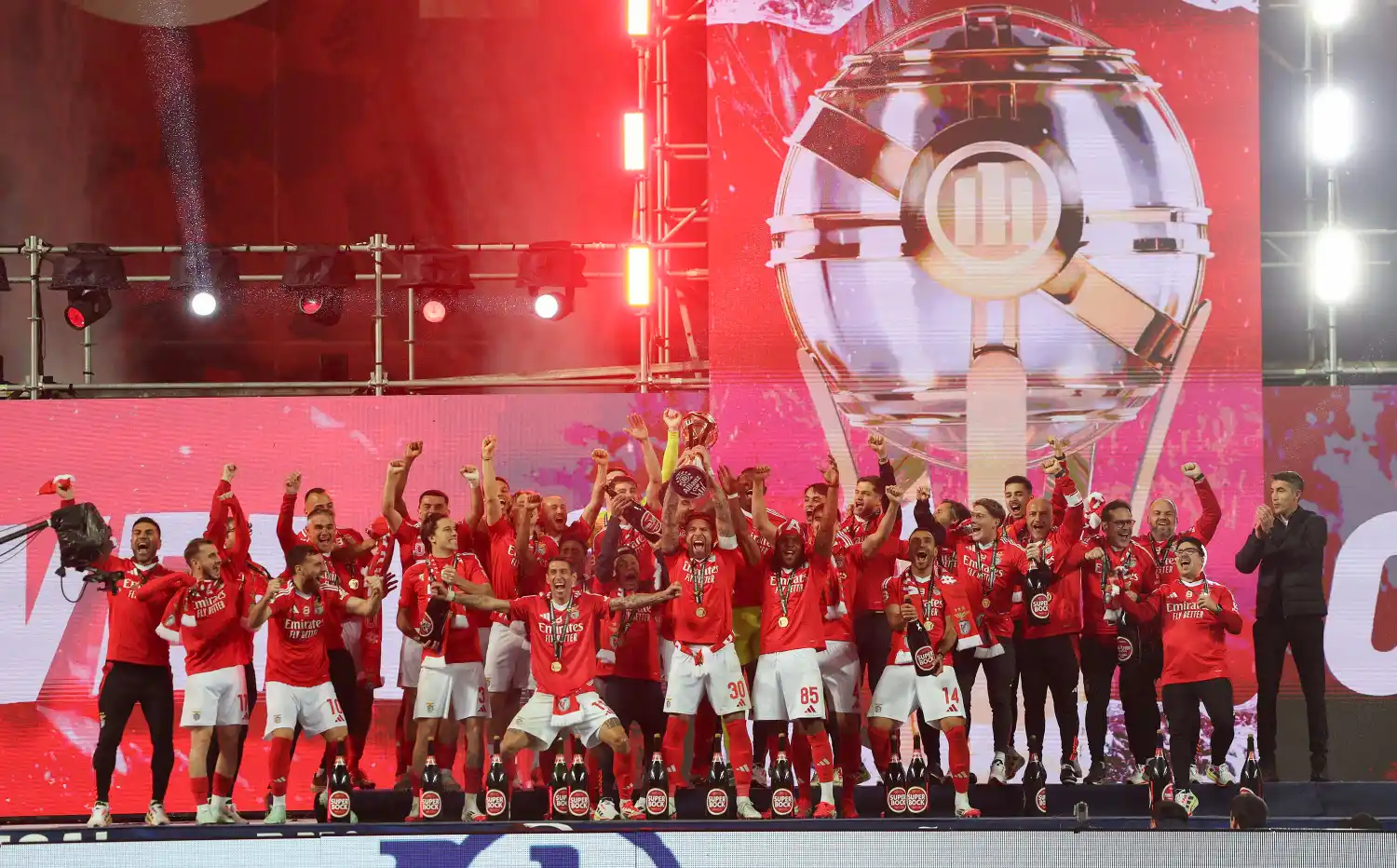 Benfica festejó con argentinos.