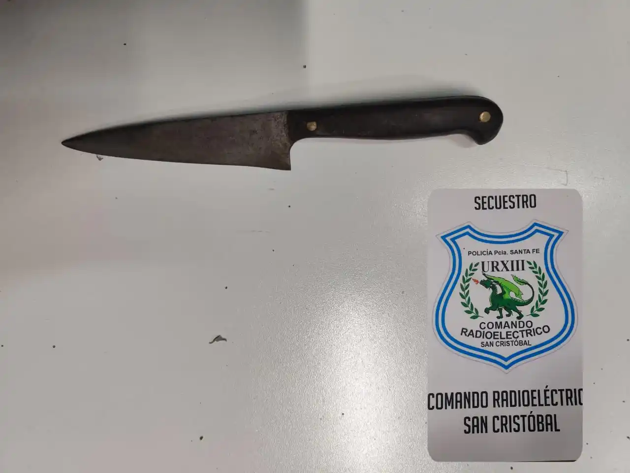 Robó un radiador de un automóvil y agredió a la policía con un cuchillo