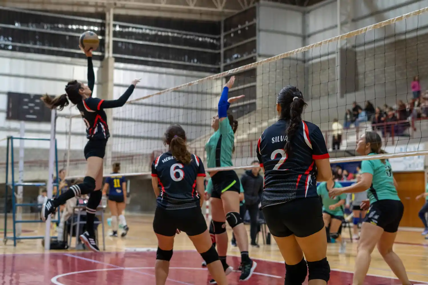 Vóley de liga en el Polideportivo Municipal