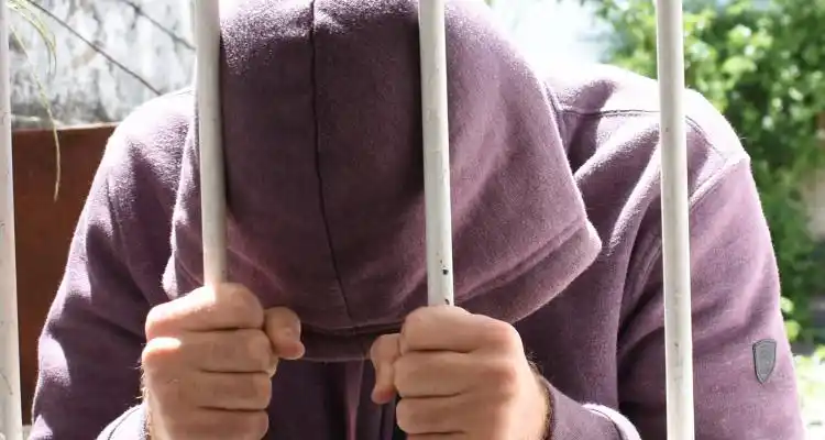 Niño de 13 años quiso entrar a robar a una casa y se atascó la cabeza en una reja