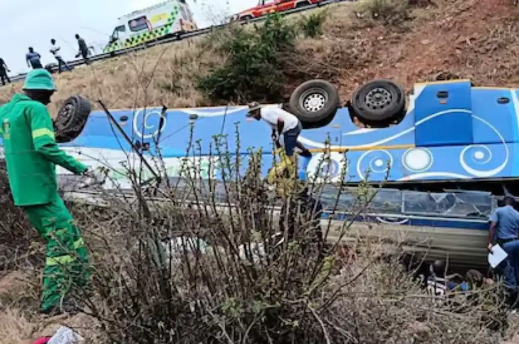 Accidente de autobús en una región montañosa de Sudáfrica deja al menos 42 muertos
South African Department of Transport and Community Safet