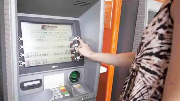 Los bancos cobran comisiones por depositar dinero en efectivo