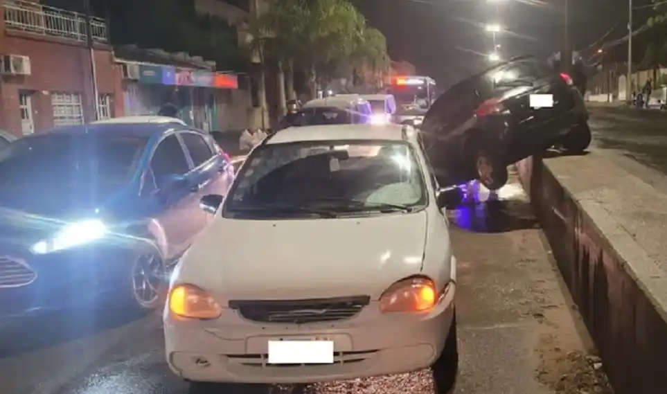 Perdió el control de su auto, chocó dos vehículos y terminó en el cantero central de una avenida