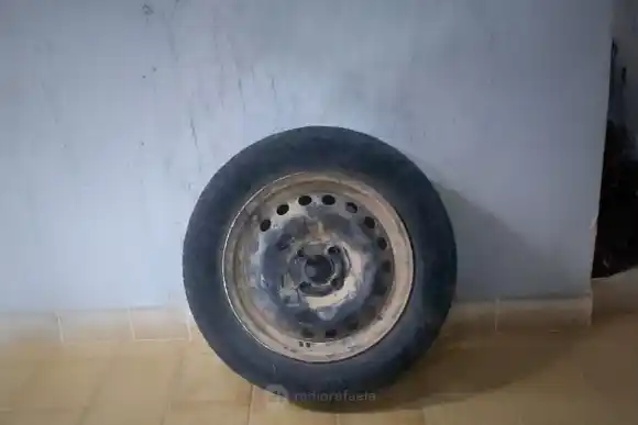 Robando un auto en cuotas: cayó detenido con un neumático y una batería