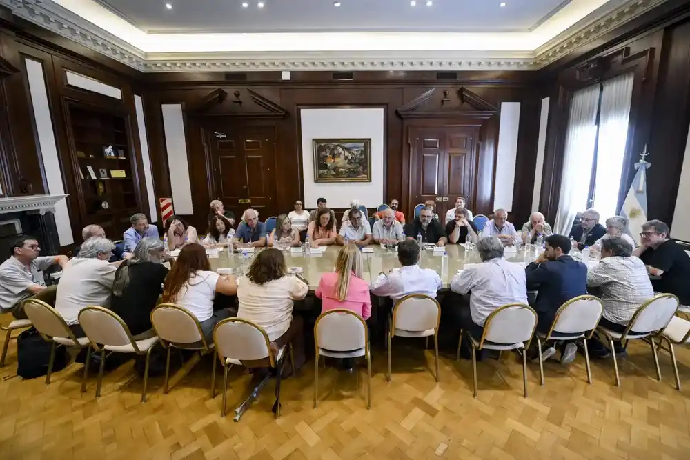 Axel Kicillof junto a dirigentes de las CTA.