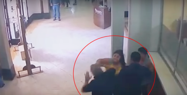 Video: Dos mujeres agredieron al intendente de Salto en plena municipalidad