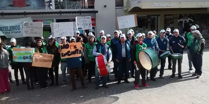 Protesta de pasteleros ante Mc Donald’s y Burger King en Gesell y Mar del Plata