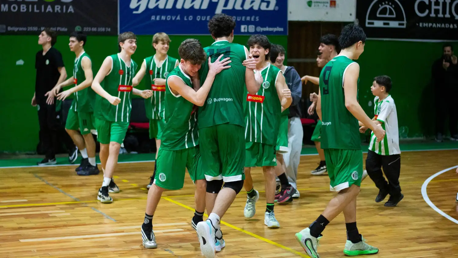 Los chicos U15 de Kimberley celebrando la clasificación.
