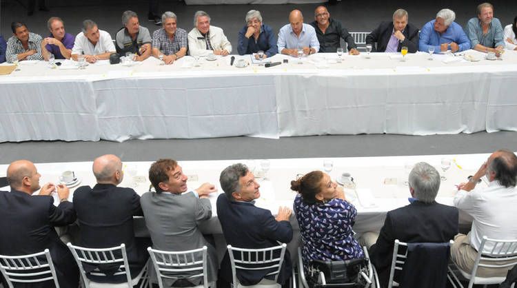 Críticas al gobierno en la reunión entre Macri, Moyano y Barrionuevo 