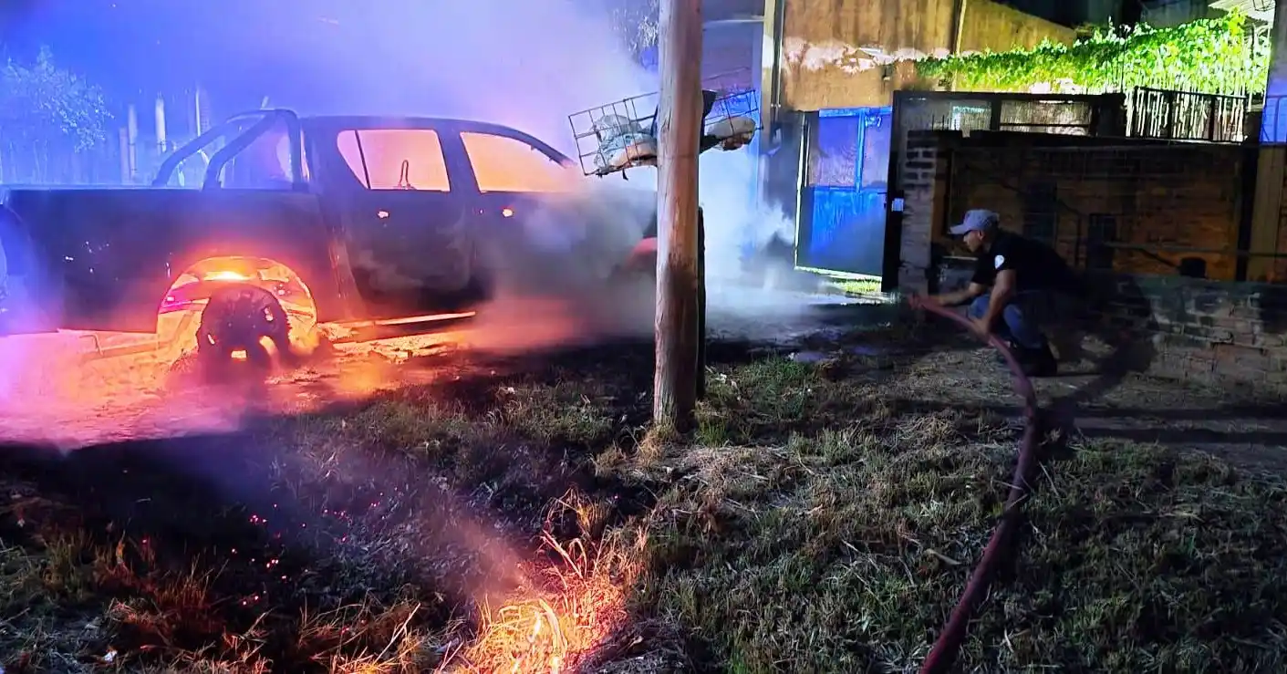 Comandante Fontana: incendiaron una camioneta y hay dos jóvenes detenidos