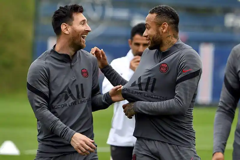 Messi y Neymar, figuras estelares del ataque de PSG.