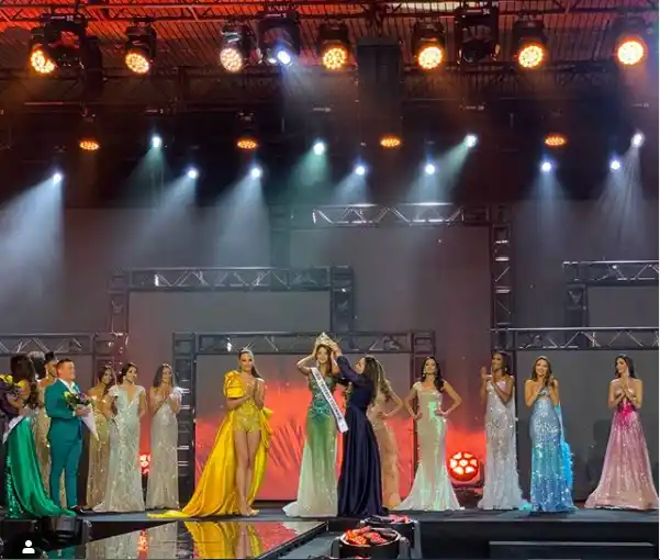 El momento de la coronación de Laura Olascuaga. Foto: Instagram