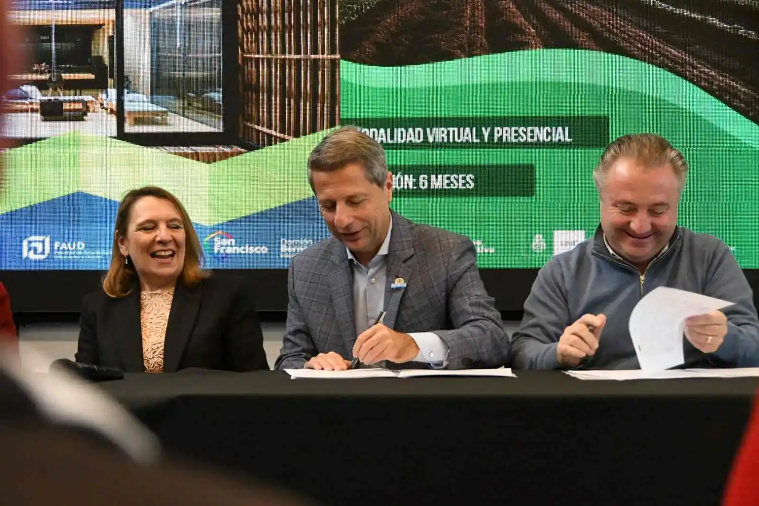 Mariela Marchissio  por la Facultad de Arquitectura,  Jorge Dutto, decano de la Facultad de Ciencias Agropecuarias y Bernarte por parte del municipio firmaron ayer en la Tecnoteca el acta de acuerdo