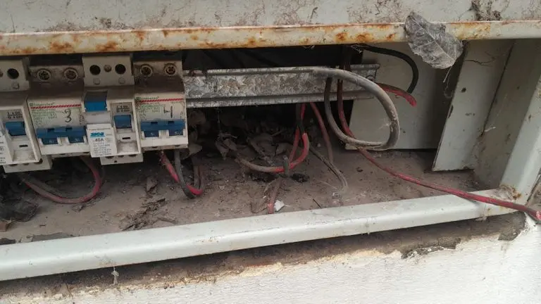 Robo de cables, disyuntores y termicas