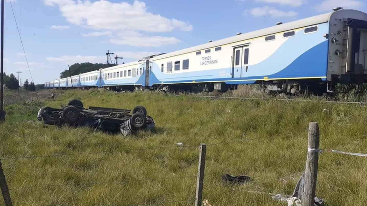 Mar de Cobo: El tren Mar del Plata - Constitución chocó una camioneta y murió el automovilista