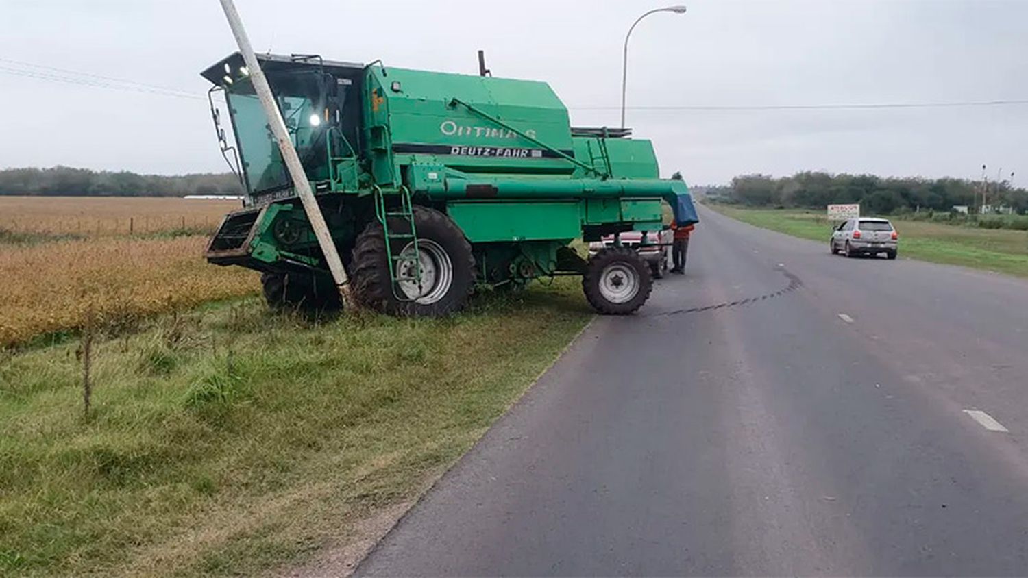 Un auto chocó de atrás a una cosechadora en Ruta 32