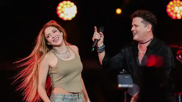 «NI TU MUJER SABÍA»: Shakira sorprende a Carlos Vives en show en vivo (video)