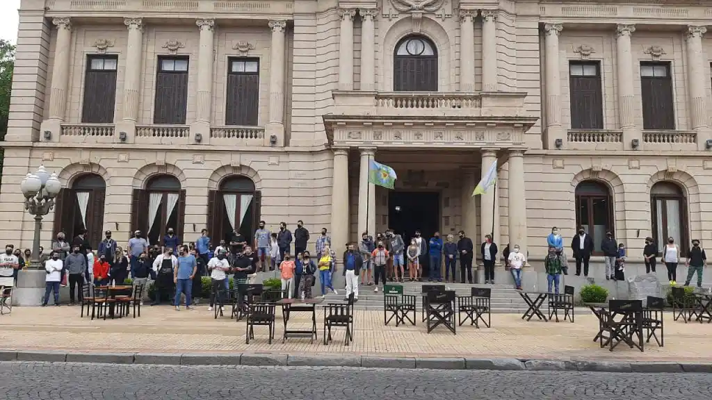 Gastronómicos se movilizaron frente a la Municipalidad