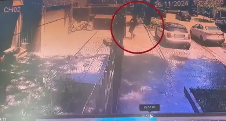 Todo quedó registrado en las cámaras de vigilancia de la zona.