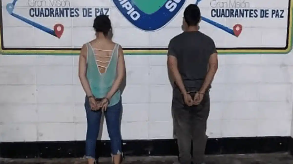 Detienen a pareja en Petare por quemar las manos de sus hijos con una cucharilla: «Se portaban mal», argumentan