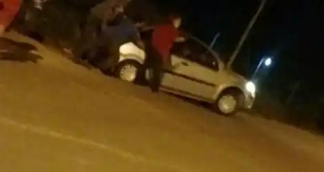 “Mala maniobra”: Un auto cayó a la zanja en Boulevard Moreno y Sbert